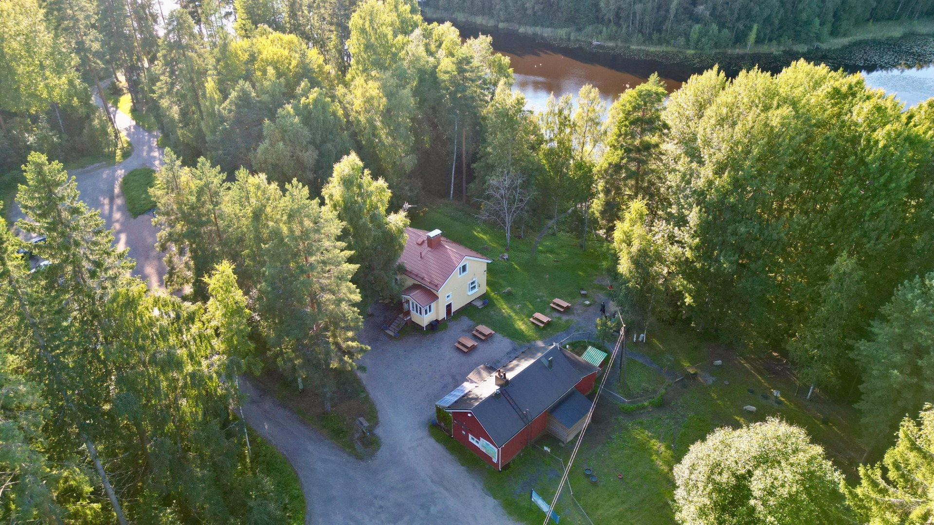 Niihaman Ulkoilumajan pihapiiriä